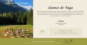 Séance de yoga en plein air dans le jardin de l Hôtel Jeu de Paume au Lavancher, Chamonix, face au Mont-Blanc
